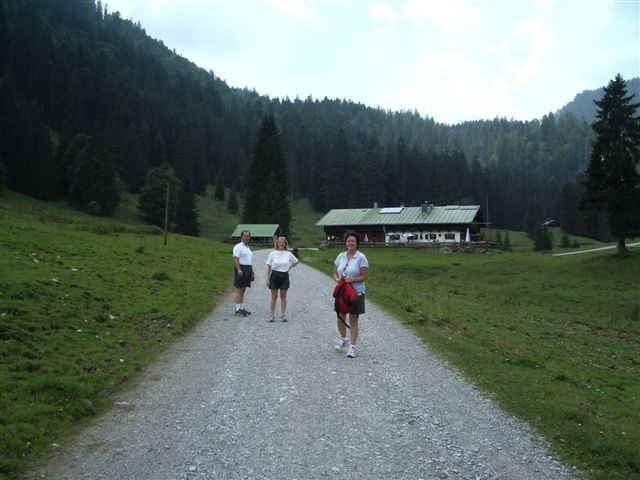 050903011 MUC Tegernsee Karla Sue Tony.JPG (58423 bytes)