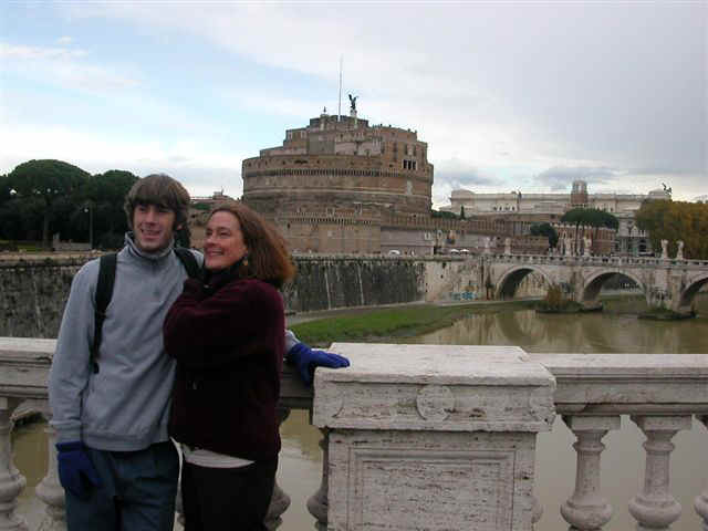 051122 (76) FCO Castel St Angelo Justin Karen.JPG (50973 bytes)