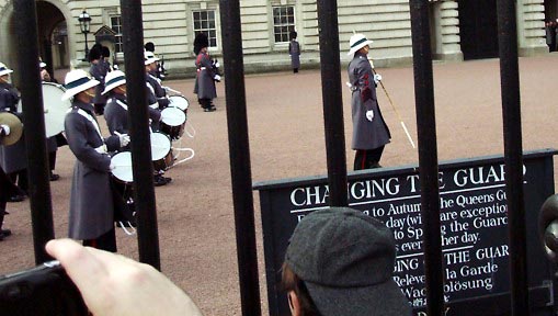 01b20003 LGW Changing of the Guards.JPG (42723 bytes)