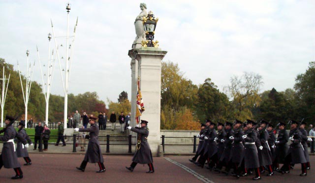 01b20009 LGW Changing of Guard.JPG (41353 bytes)