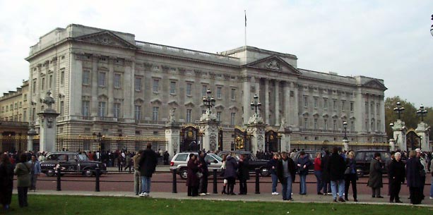 01b20011 LGW Buckingham Palace.JPG (43469 bytes)