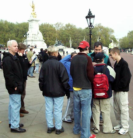 01b20013 LGW Buckingham Palace Group.JPG (46103 bytes)