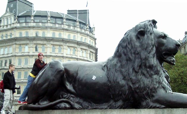 01b20016 LGW Trafalgar Square.JPG (51404 bytes)