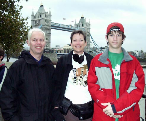 01b21007 LGW Tower Bridge Tony BJ Jared.JPG (45944 bytes)