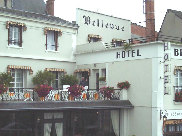 02611004 CDG Amboise Hotel Bellevue Tony.JPG (55641 bytes)