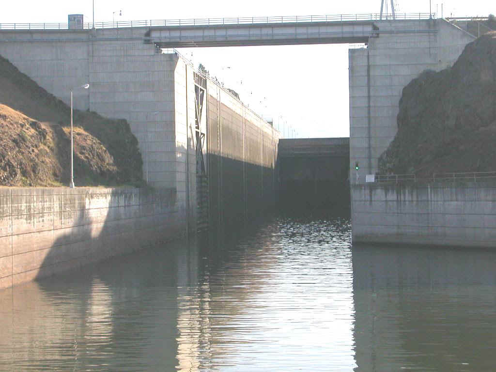 04425016 PDX Dalles Lock.jpg (148133 bytes)