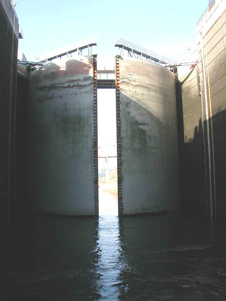 04425026 PDX Dalles Lock.jpg (131711 bytes)