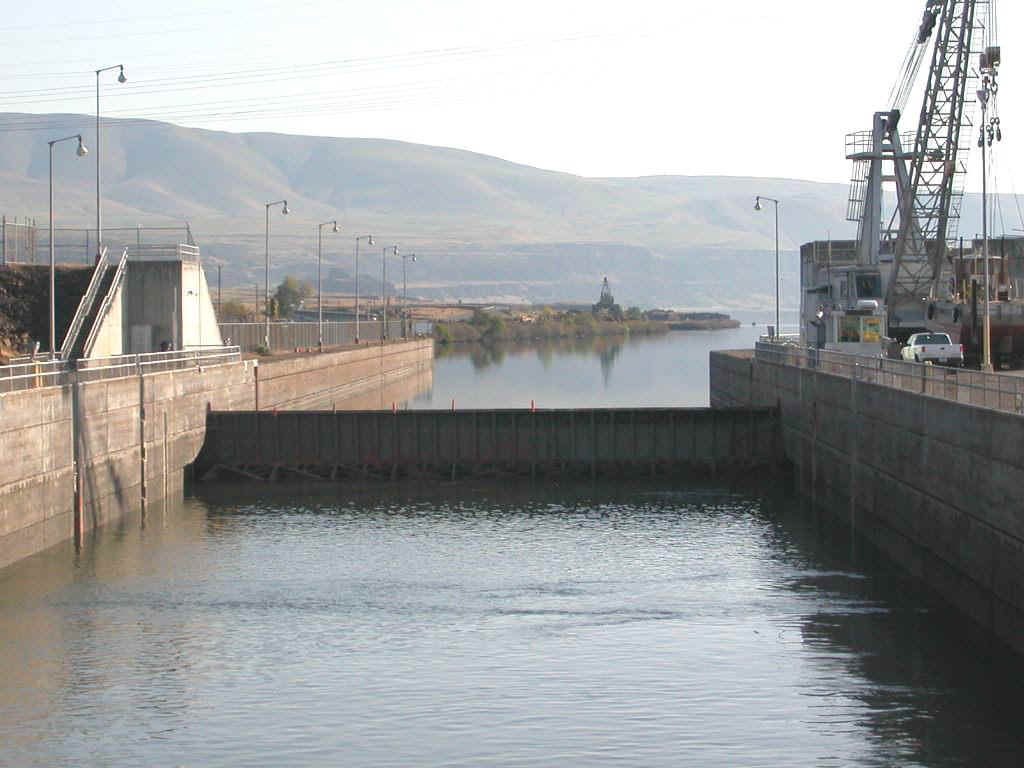 04425033 PDX Dalles Lock.jpg (151165 bytes)