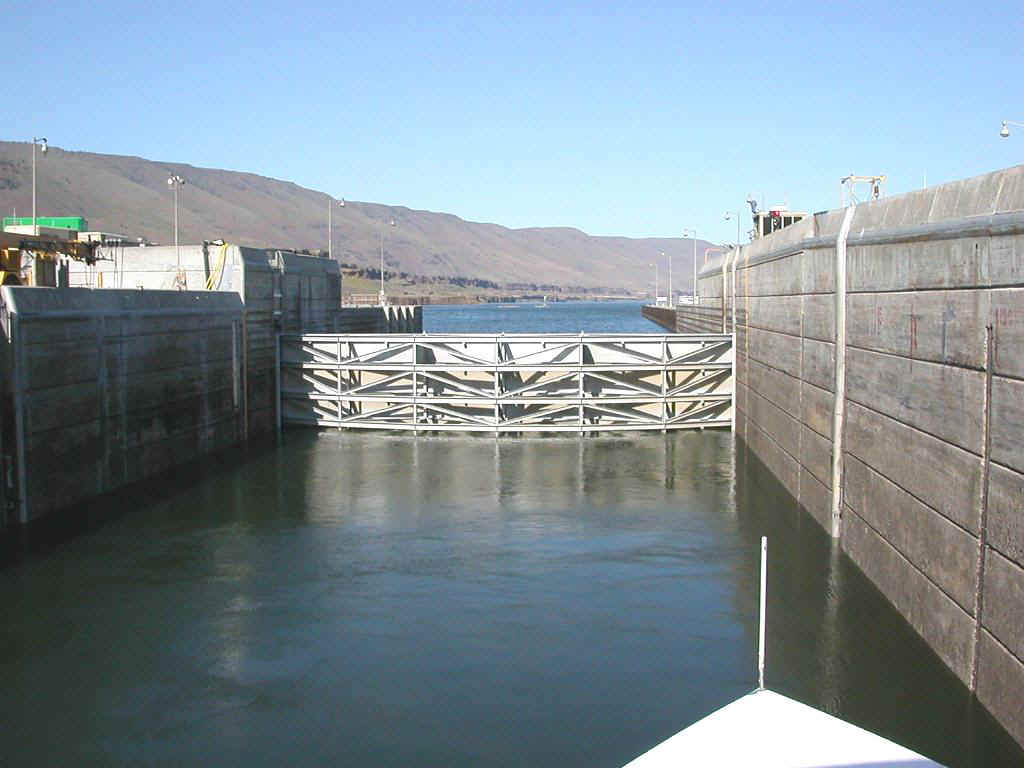 04425086 PDX John Day Lock.jpg (146595 bytes)