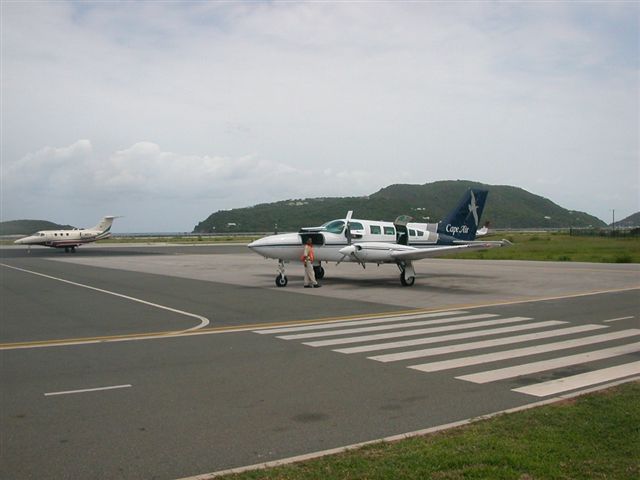 060508007 EIS Cape Air.JPG (35467 bytes)