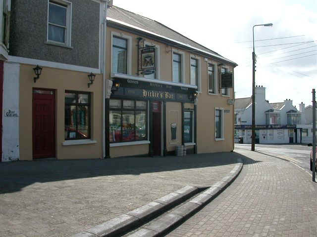 060522 (54) SNN Kilkee Hickies Bar.JPG (59123 bytes)