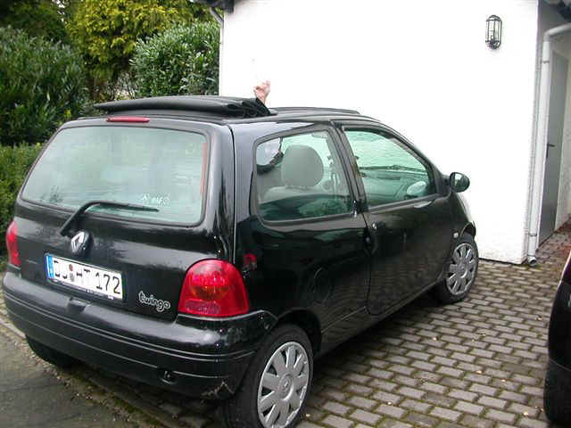 061013 (16) FRA Rental Car Twingo.JPG (66432 bytes)