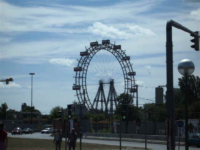 070707 (1) VIE Ferris Wheel.JPG (52249 bytes)