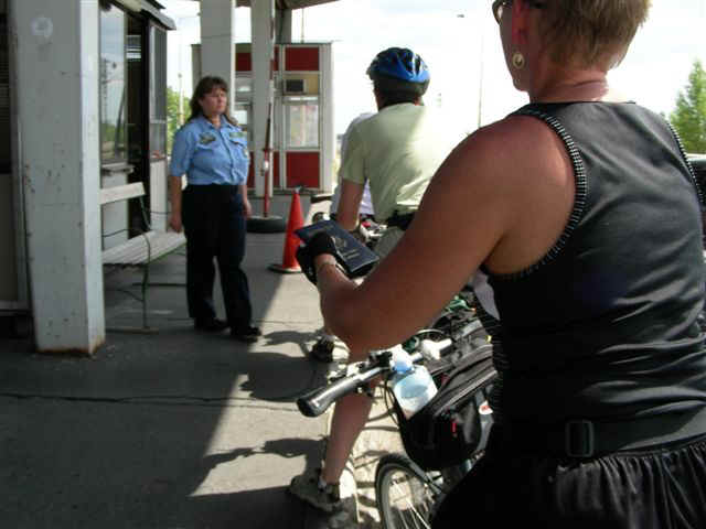 070708 (37k) BUD Hungary Border.JPG (52975 bytes)