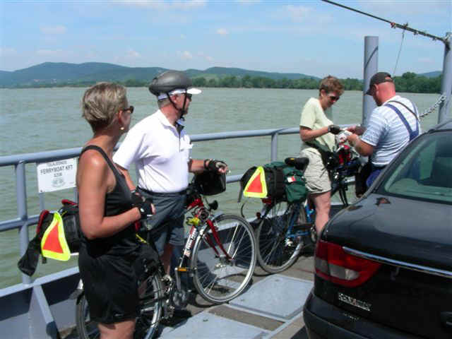 070711 (14k) BUD Pilismarot Szob Ferry.JPG (60044 bytes)