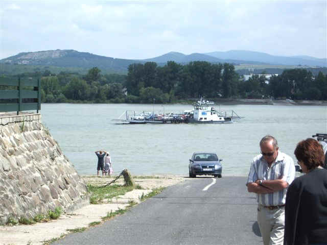 070711 (9) BUD Pilismarot Szob Ferry.JPG (56905 bytes)